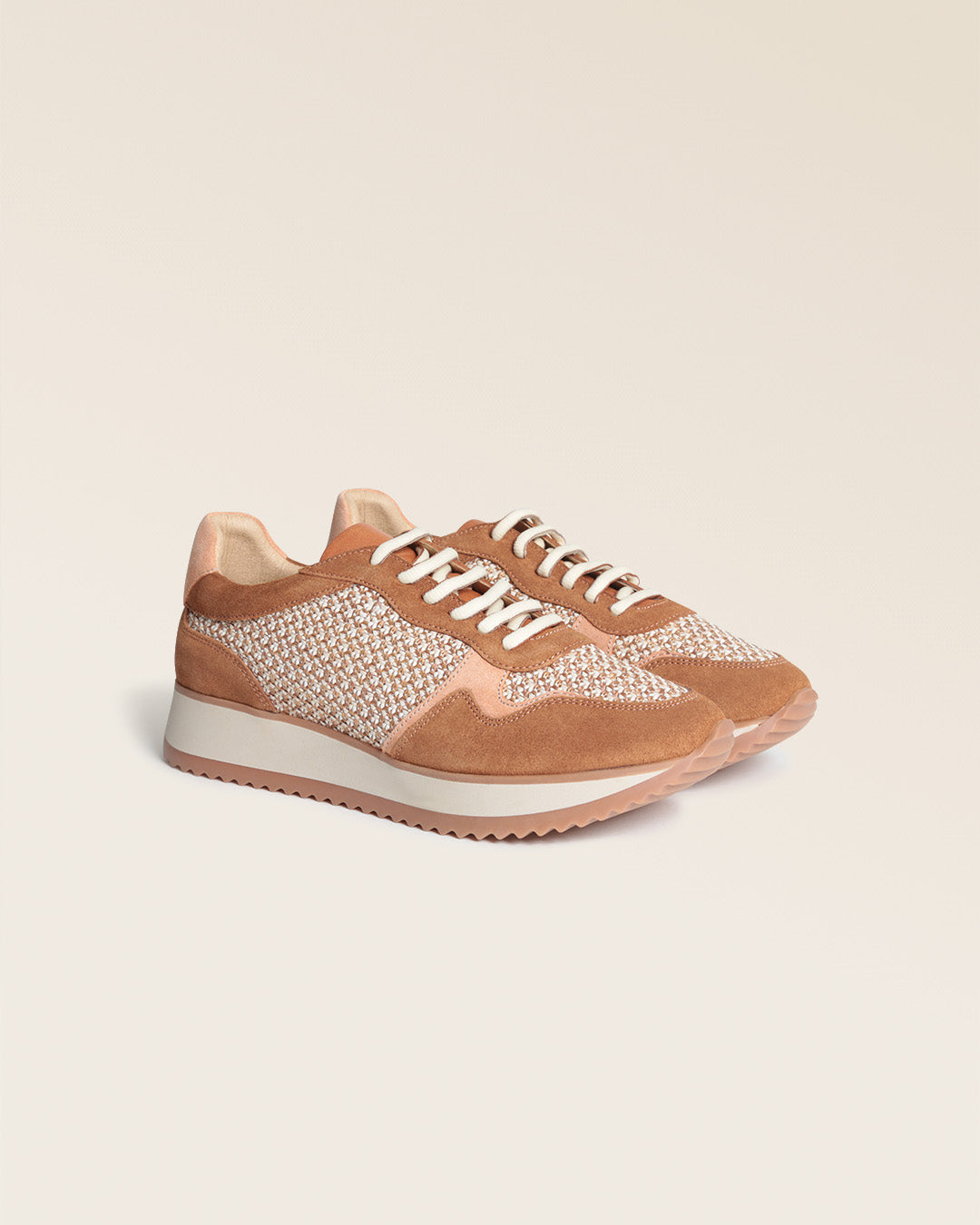 Nos sneakers Amigo en cuir nubuck fauve et pêche, vues de quart en studio.