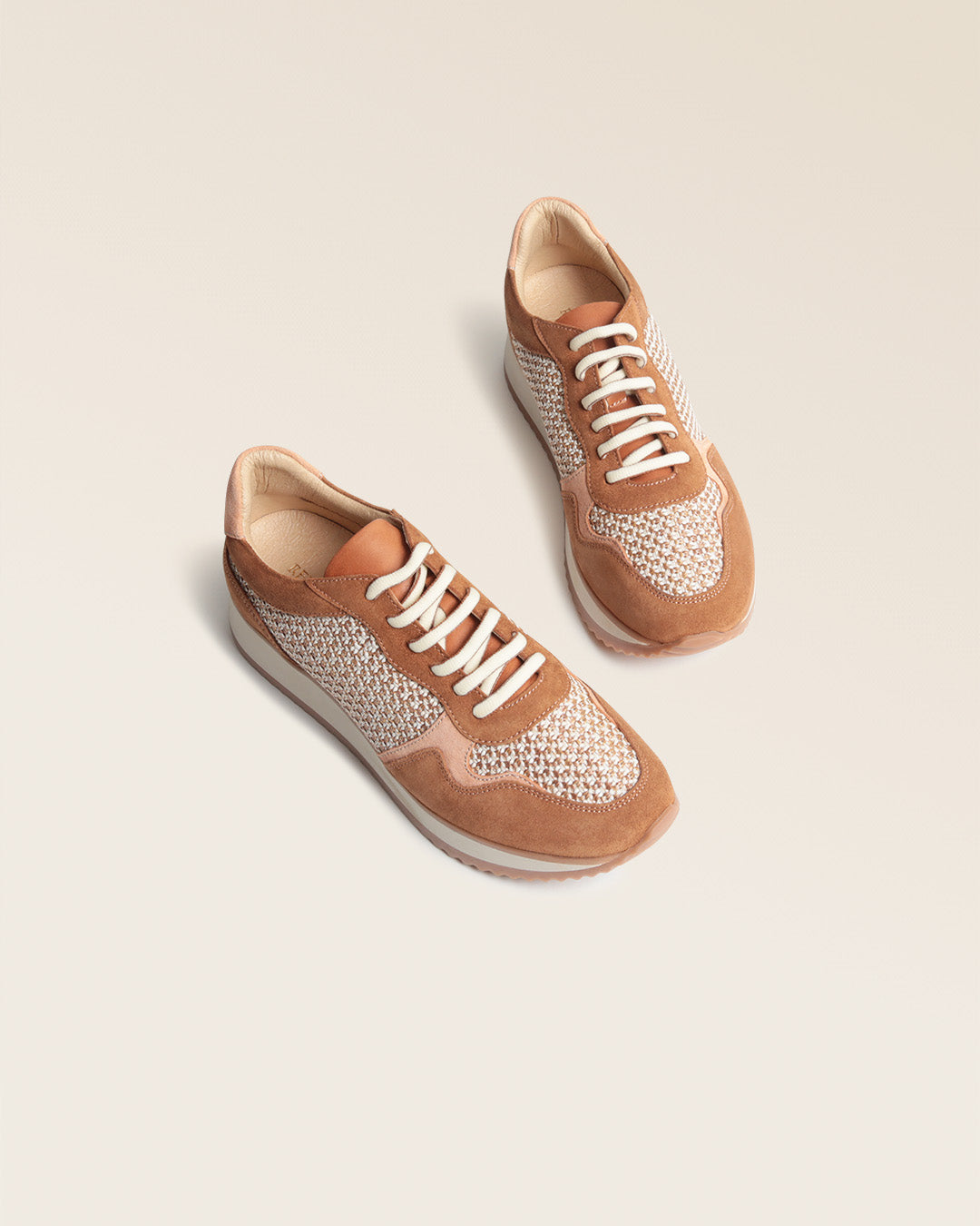 Nos sneakers Amigo en cuir nubuck fauve et pêche, vues en studio.