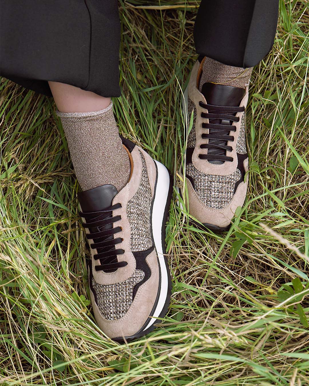 Les sneakers Amigo Renouard en toile tweed taupe, cuir velours taupe et détails noirs, vues portées par notre mannequin. 