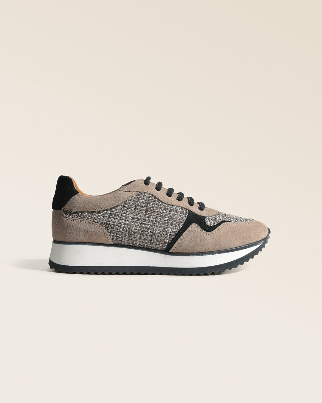 Nos sneakers Amigo Renouard en cuir velours et toile tweed taupe, vues de côté en studio.