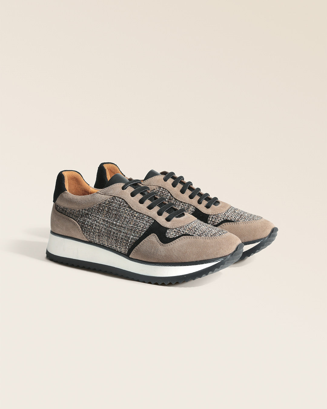 Nos sneakers Amigo Renouard en cuir velours et toile tweed taupe, vues de quart en studio.