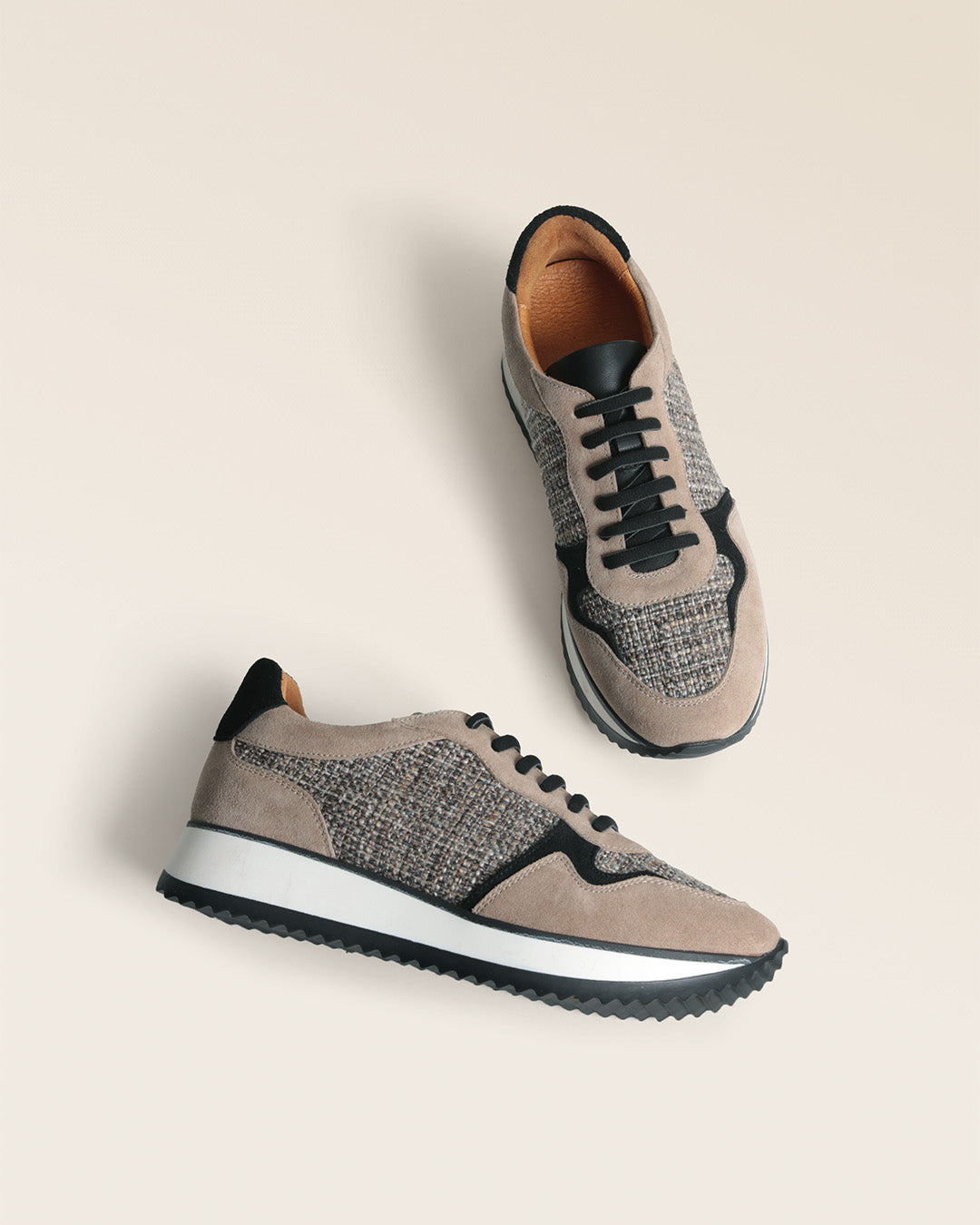 Nos sneakers Amigo Renouard en cuir velours et toile tweed taupe, vues en studio.