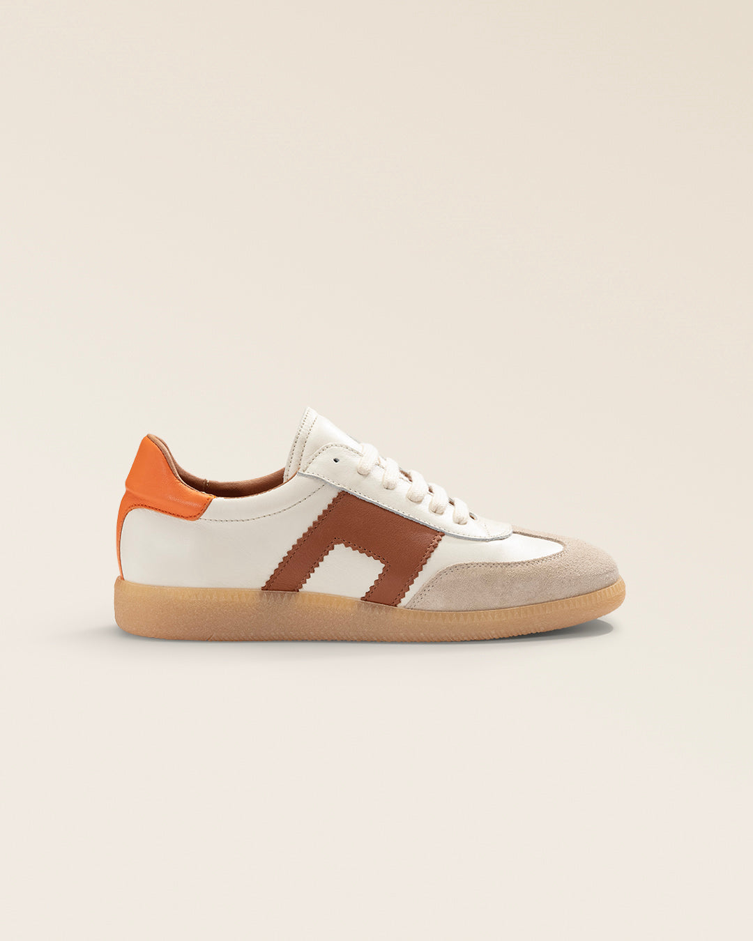 Nos sneakers Clara Renouard en cuir lisse craie, taupe, camel et orange ; vues de côté en studio.