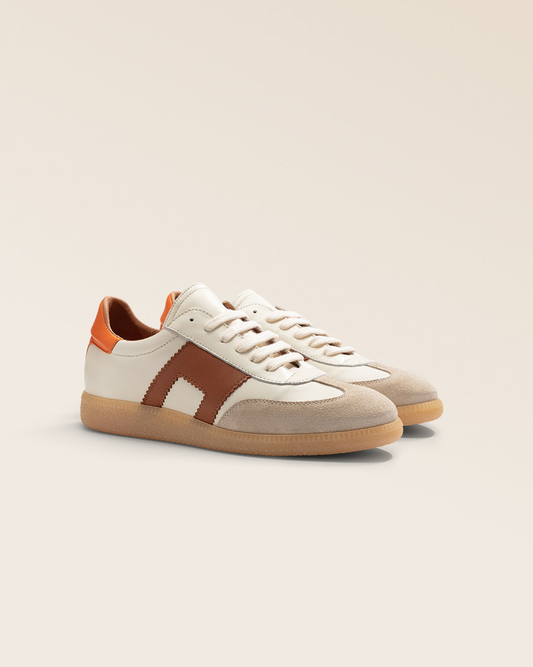 Nos sneakers Clara Renouard en cuir lisse craie, taupe, camel et orange ; vues de quart en studio.
