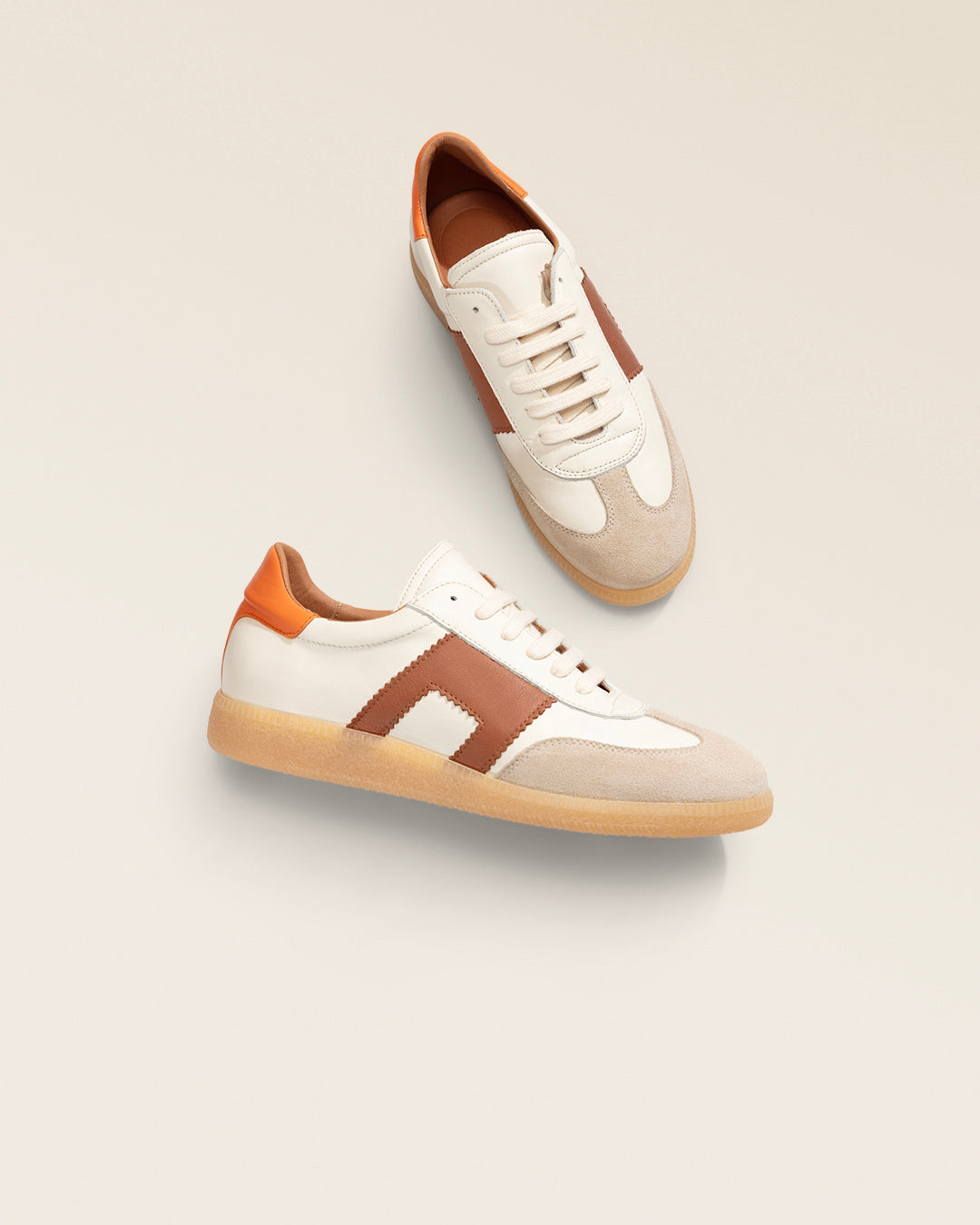 Nos sneakers Clara Renouard en cuir lisse craie, taupe, camel et orange ; vues en studio.