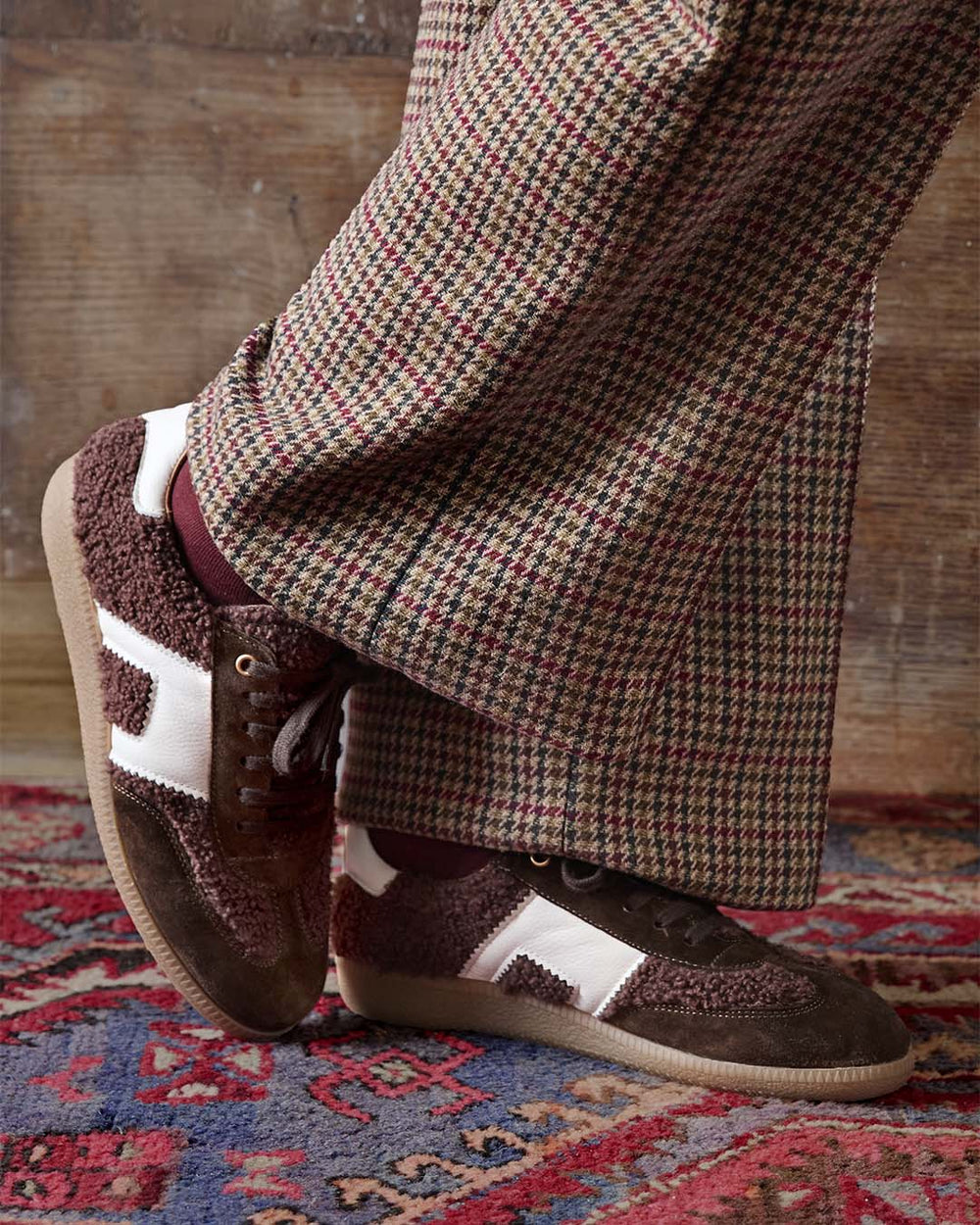 Nos sneakers Clara Renouard en cuir nubuck chocolat et bouclette bordeaux vues portées par notre mannequin. 