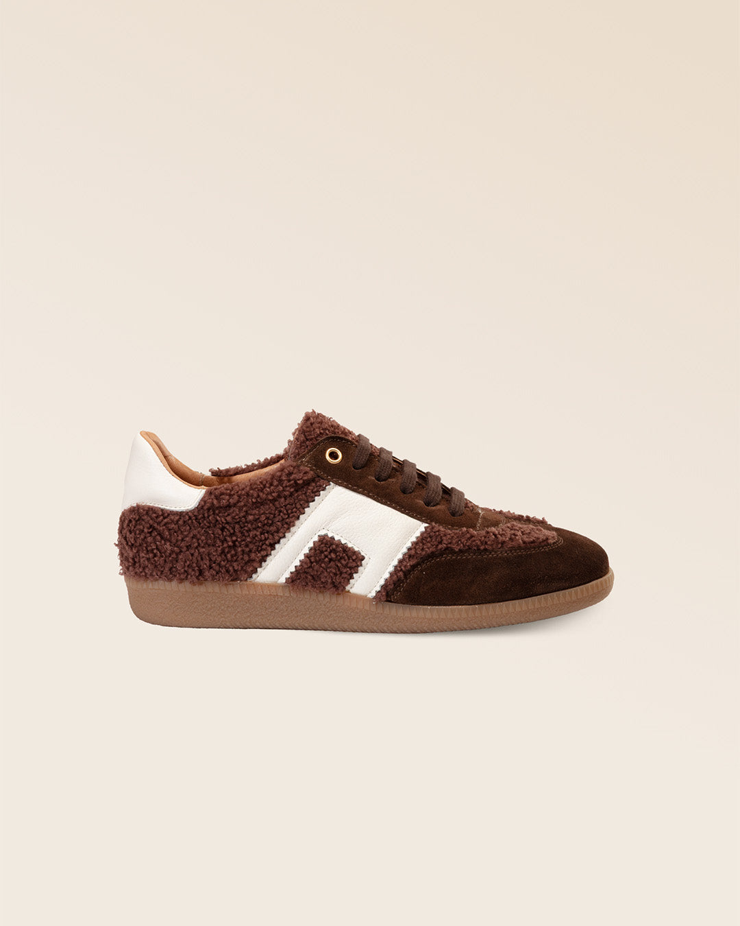 Nos sneakers Clara Renouard en cuir nubuck chocolat et bouclette bordeaux vues de côté en studio.