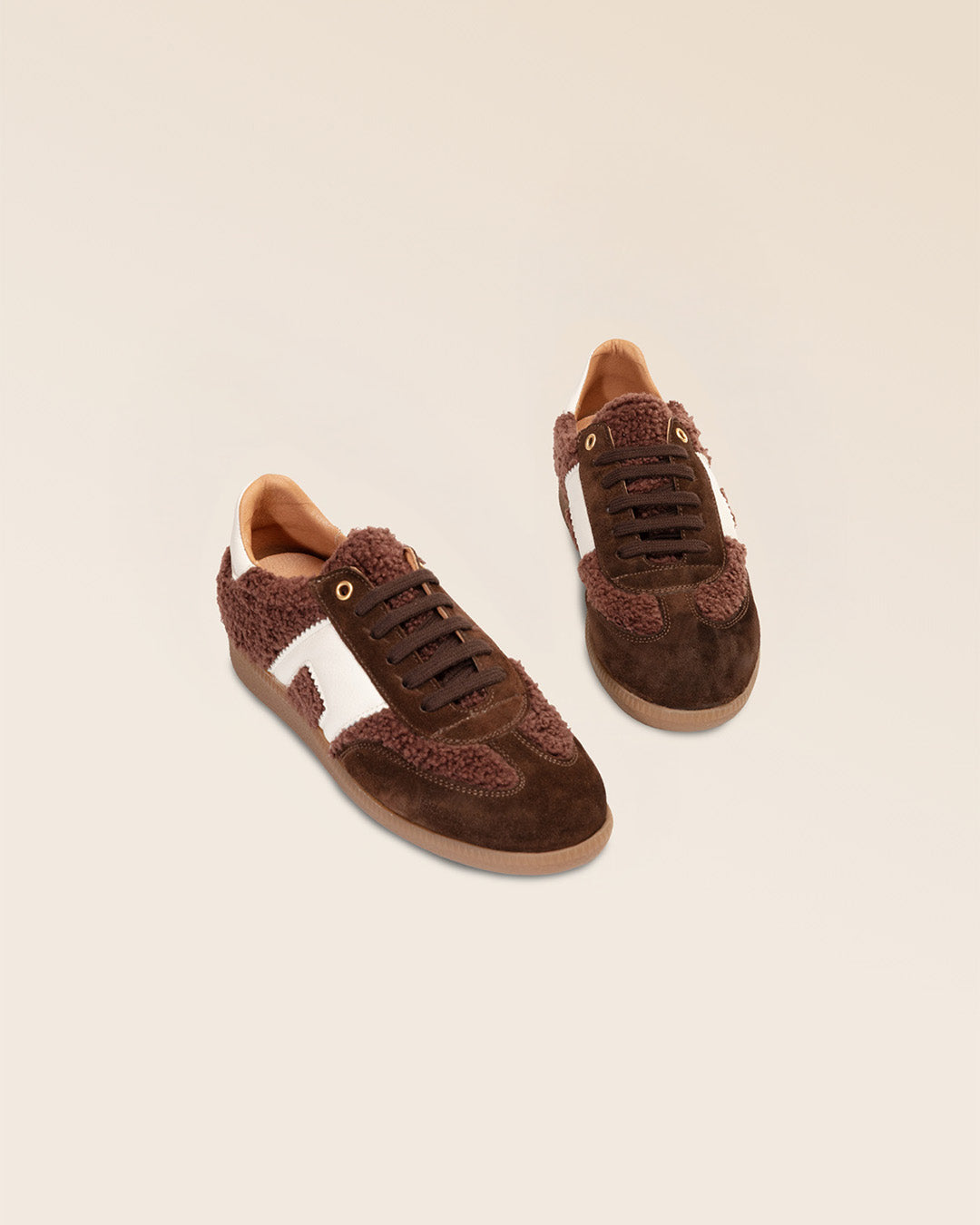 Nos sneakers Clara Renouard en cuir nubuck chocolat et bouclette bordeaux vues en studio.