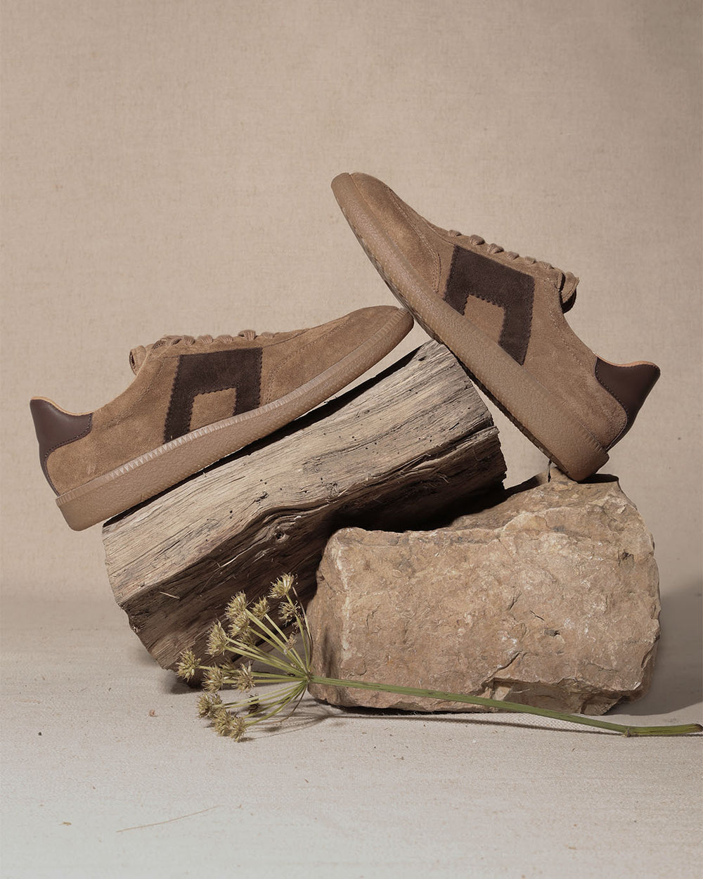 Nos sneakers Clara Renouard en cuir velours fauve et chocolat, vues en ambiance.