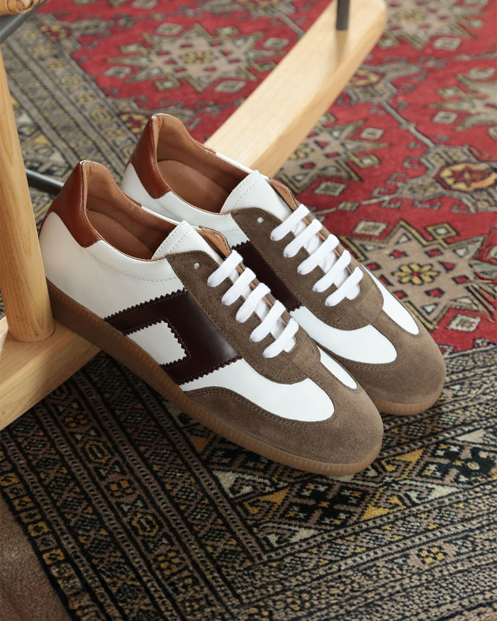 Nos sneakers Clara Renouard en cuir nubuck truffe et lisse chocolat, vues en ambiance.