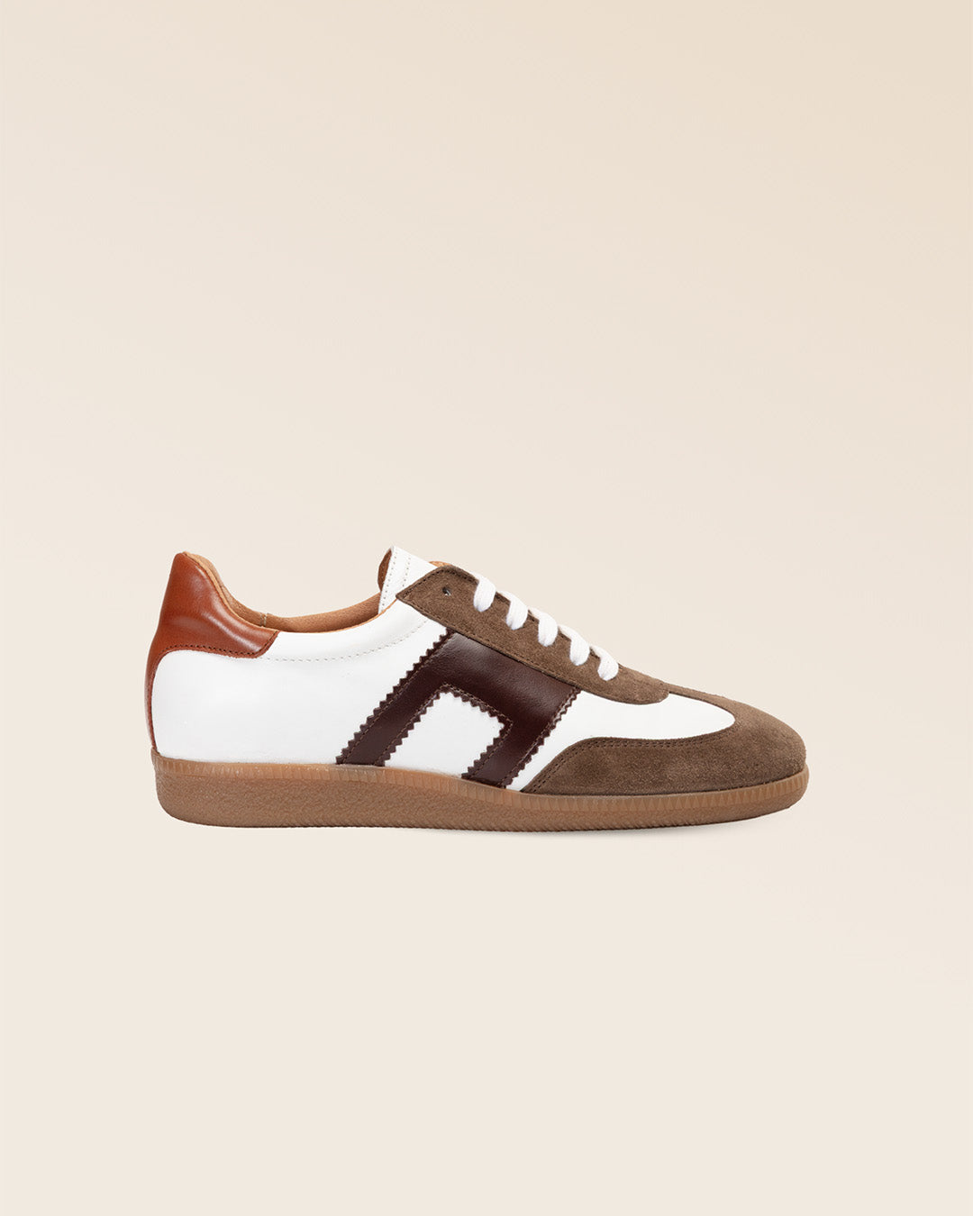 Nos sneakers Clara Renouard en cuir nubuck truffe et lisse chocolat, vues de côté en studio.