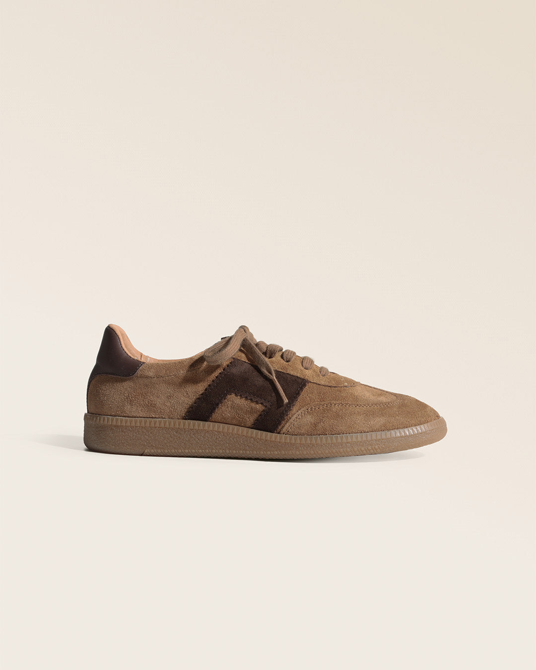 Nos sneakers Clara Renouard en cuir velours fauve et chocolat, vues en studio.