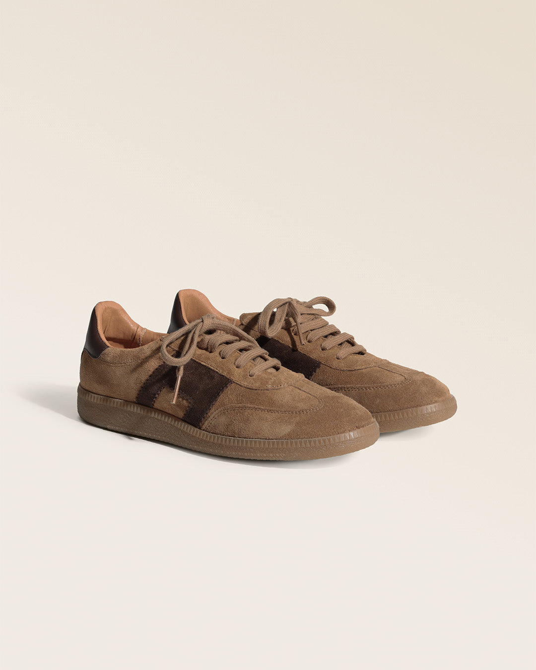 Nos sneakers Clara Renouard en cuir velours fauve et chocolat, vues  de quart en studio.