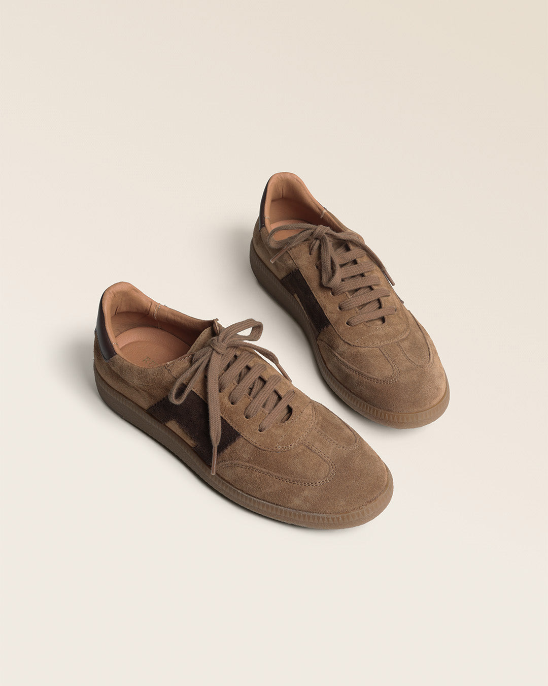 Nos sneakers Clara Renouard en cuir velours fauve et chocolat, vues en studio.