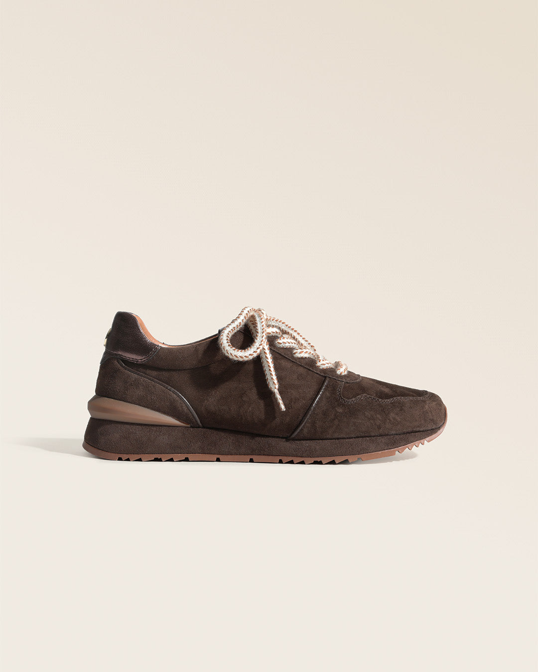 Nos sneakers Jude Renouard en cuir velours chocolat et lacet beige, vues de côté en studio.