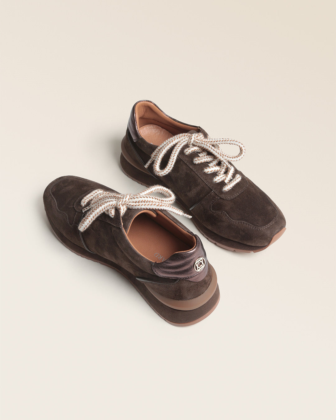 Nos sneakers Jude Renouard en cuir velours chocolat et lacet beige, vues en studio.