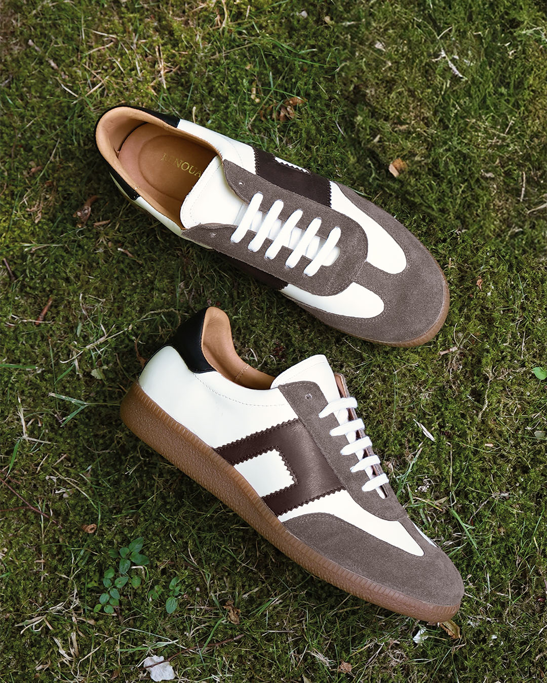Les sneakers Lucas Renouard en cuir lisse craie, velours taupe et lisse chocolat, vues en ambiance.