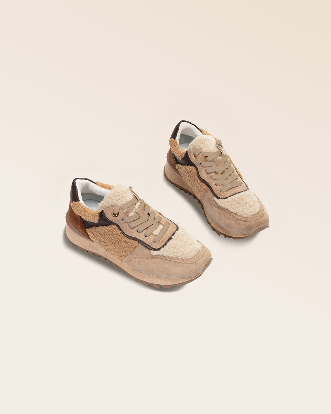 Nos sneakers Montana Renouard en cuir nubuck beige, bouclette fauve et cuir lisse chocolat, vues en studio.