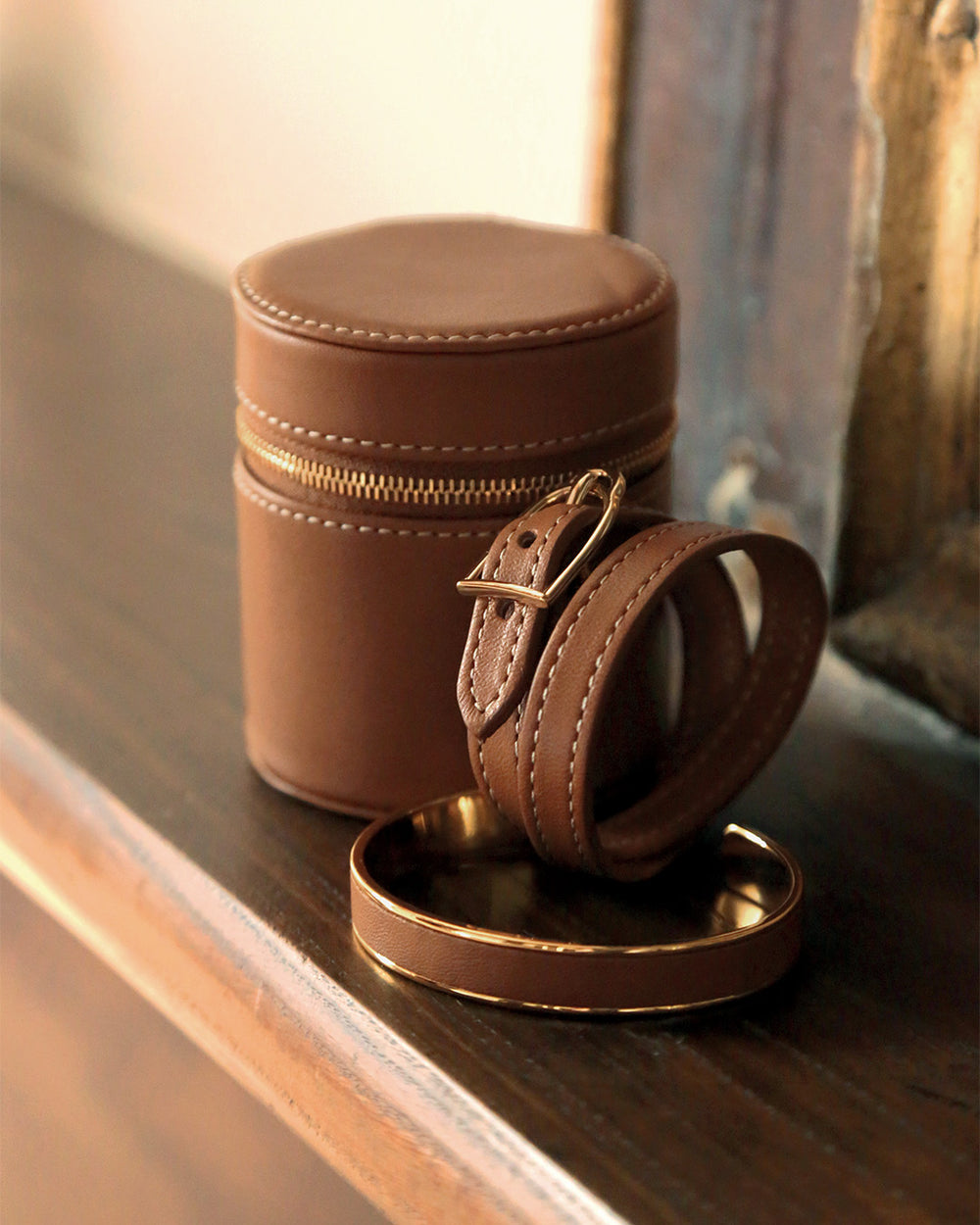 Notre coffret bague Renouard, le bracelet Pacôme et le bracelet Derby en cuir vintage camel, vus en ambiance.