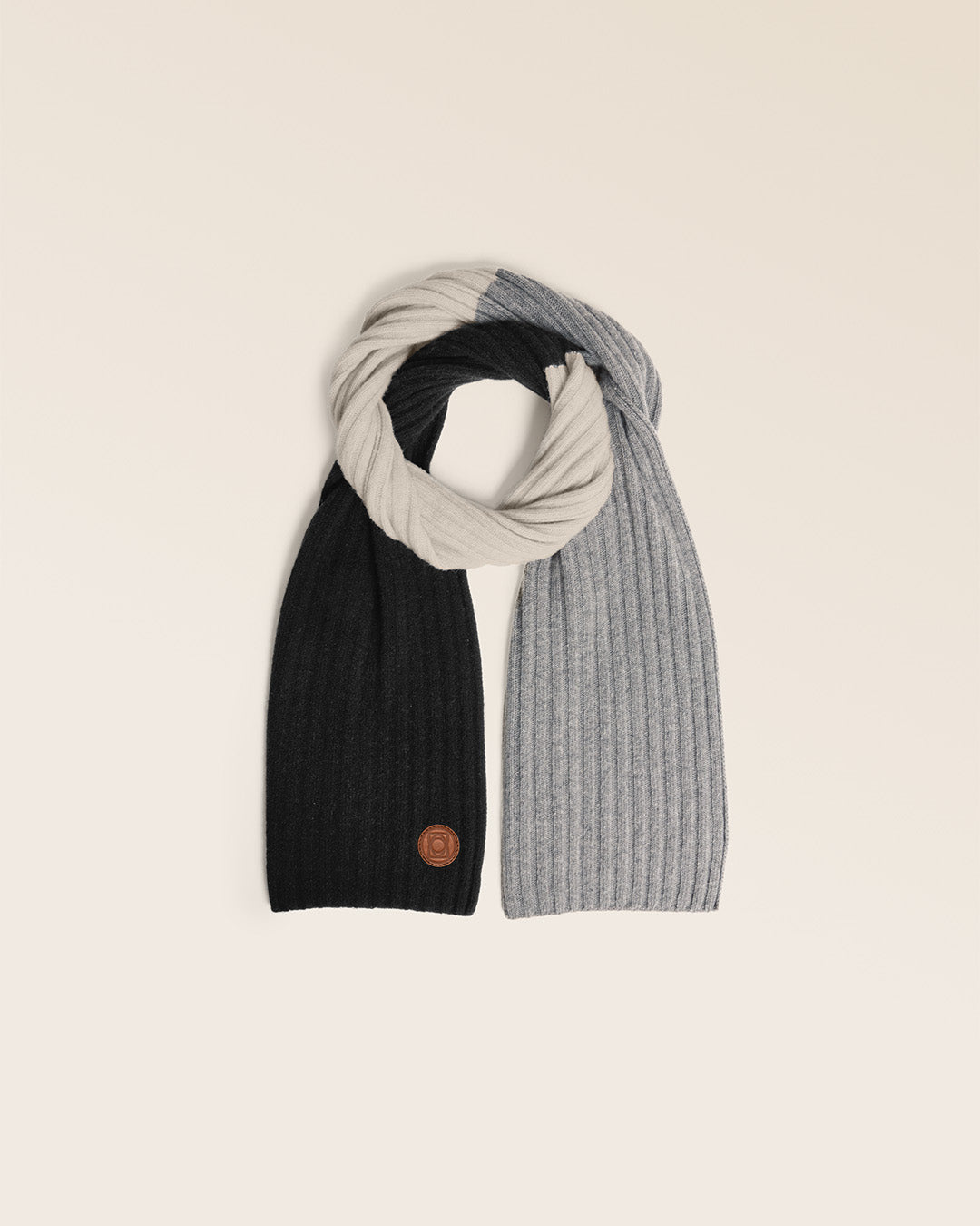 L'écharpe Holly Renouard en laine et cachemire, en coloris noir, ficelle et gris, vue en studio.