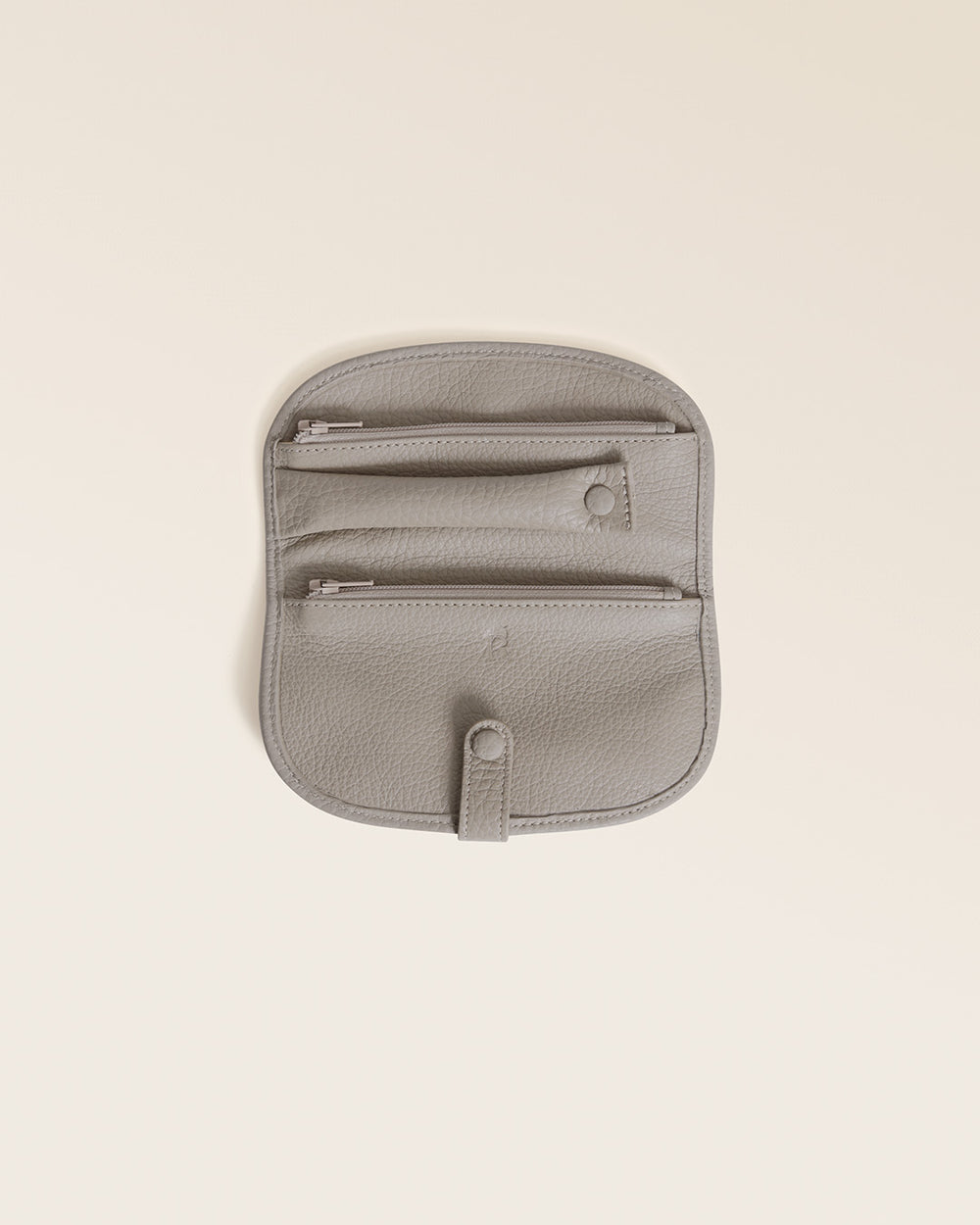 Notre étui bijoux Renouard en cuir façon vigogne corde, vu de face ouvert en studio.