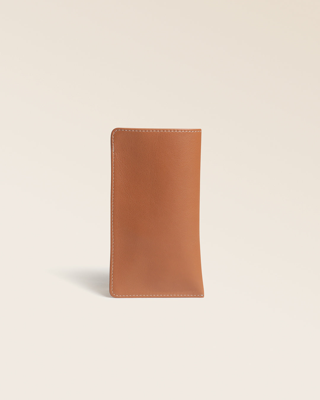 Notre étui à lunettes Palma Renouard en cuir vintage camel, vu de dos en studio.