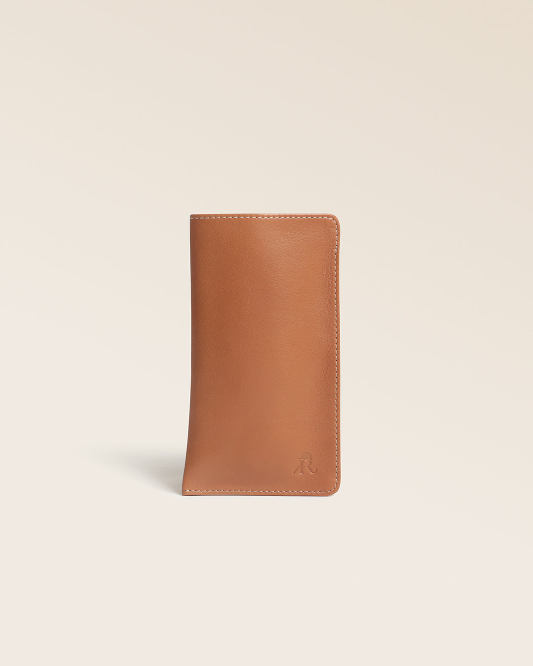 Notre étui à lunettes Palma Renouard en cuir vintage camel, vu de face en studio.