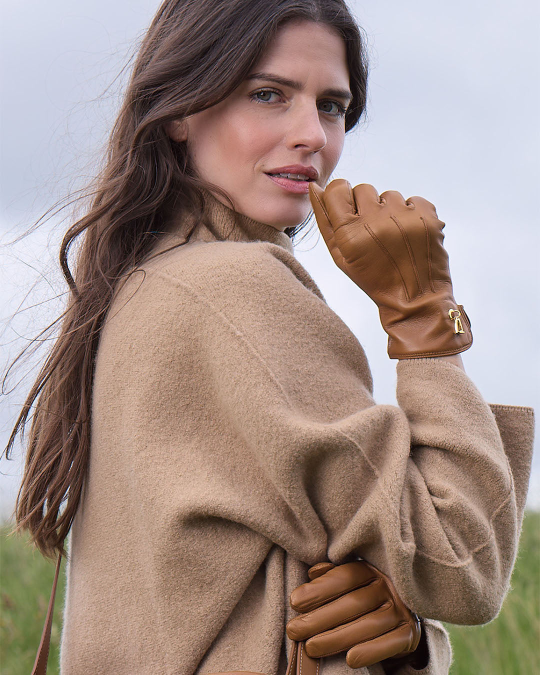 Les gants Haras Renouard en cuir d'agneau lisse camel, vus portés par notre mannequin. 