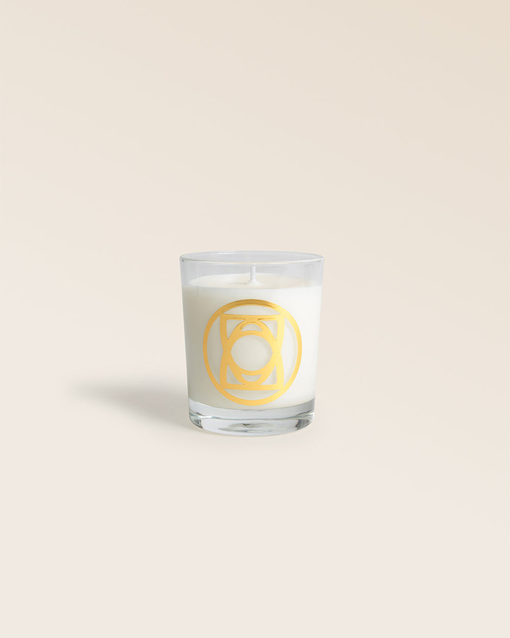 Notre bougie Côte Sauvage Renouard, et son verre transparent, vue de face en studio.