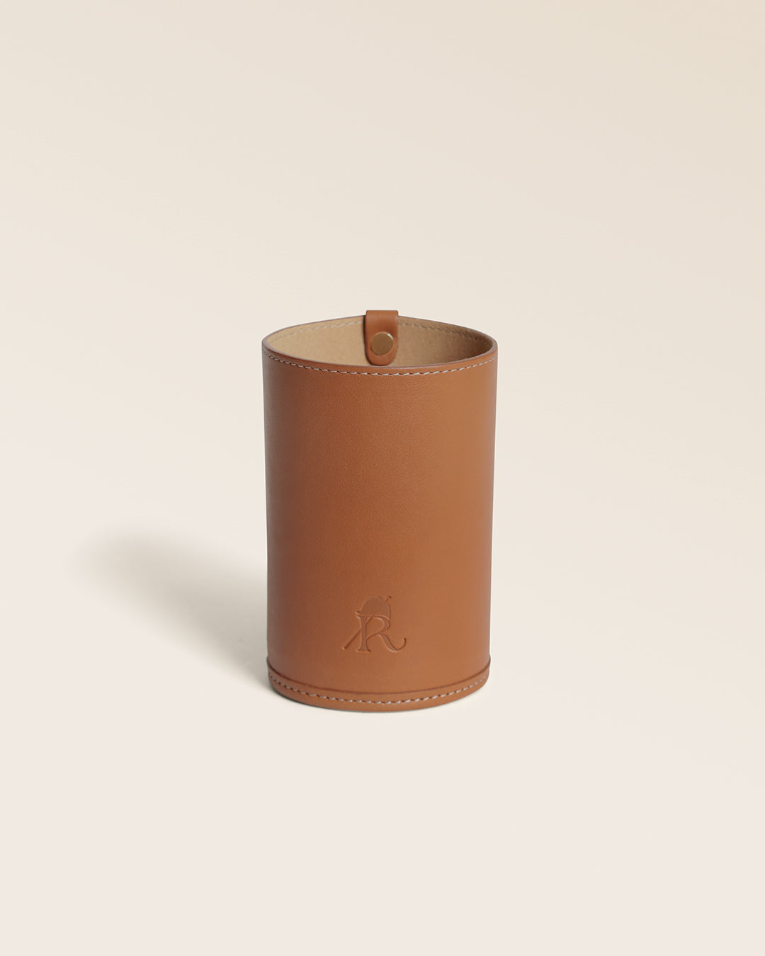 Notre pot à crayons Renouard en cuir vintage camel, vu de face en studio.
