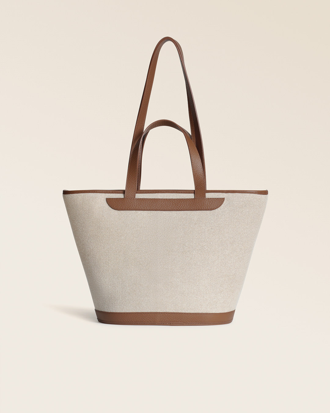 Notre sac panier Corfou Renouard en toile de lin et cuir façon vigogne fauve, vu de dos en studio.