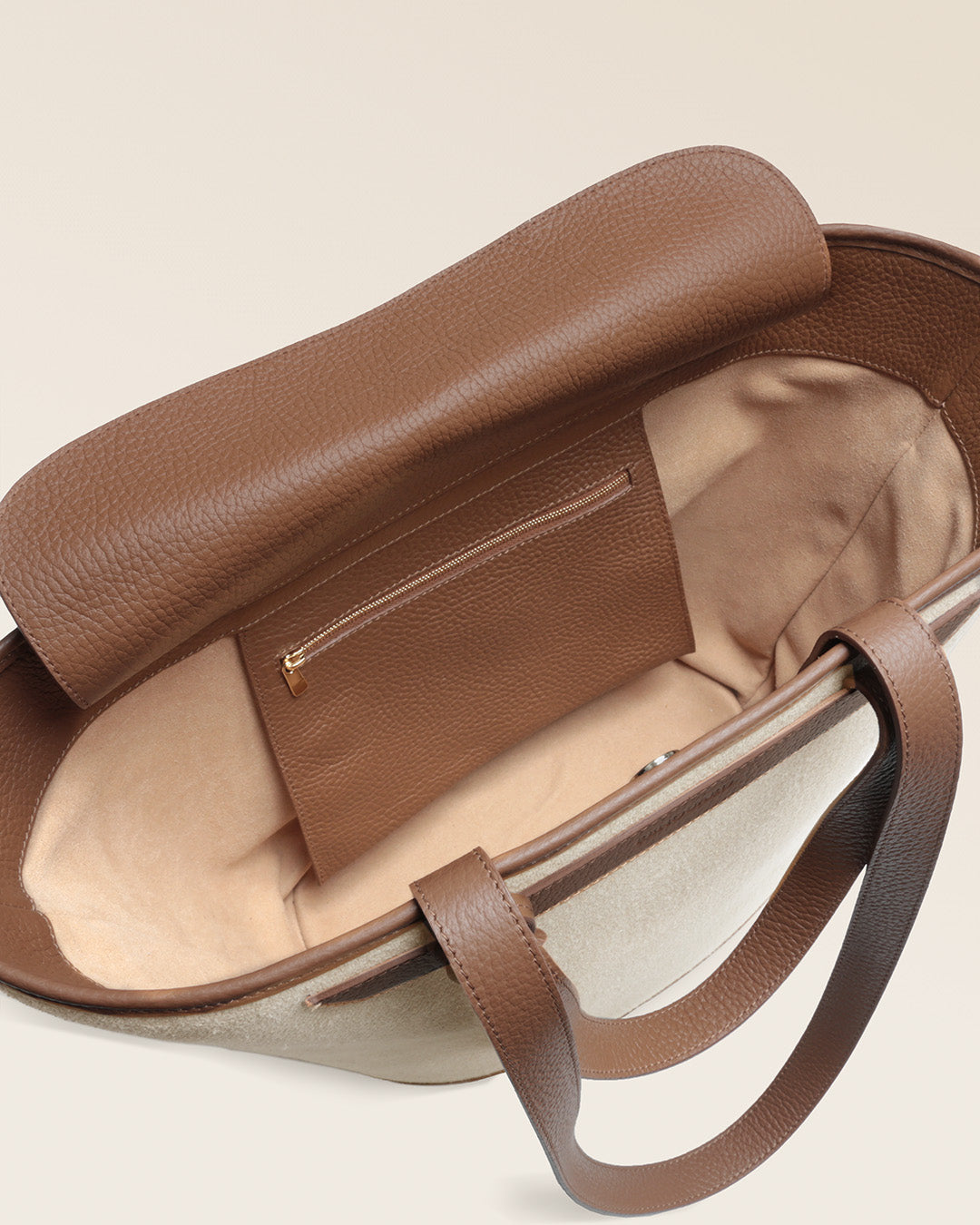 Notre sac panier Corfou Renouard en toile de lin et cuir façon vigogne fauve, vu de près en studio.