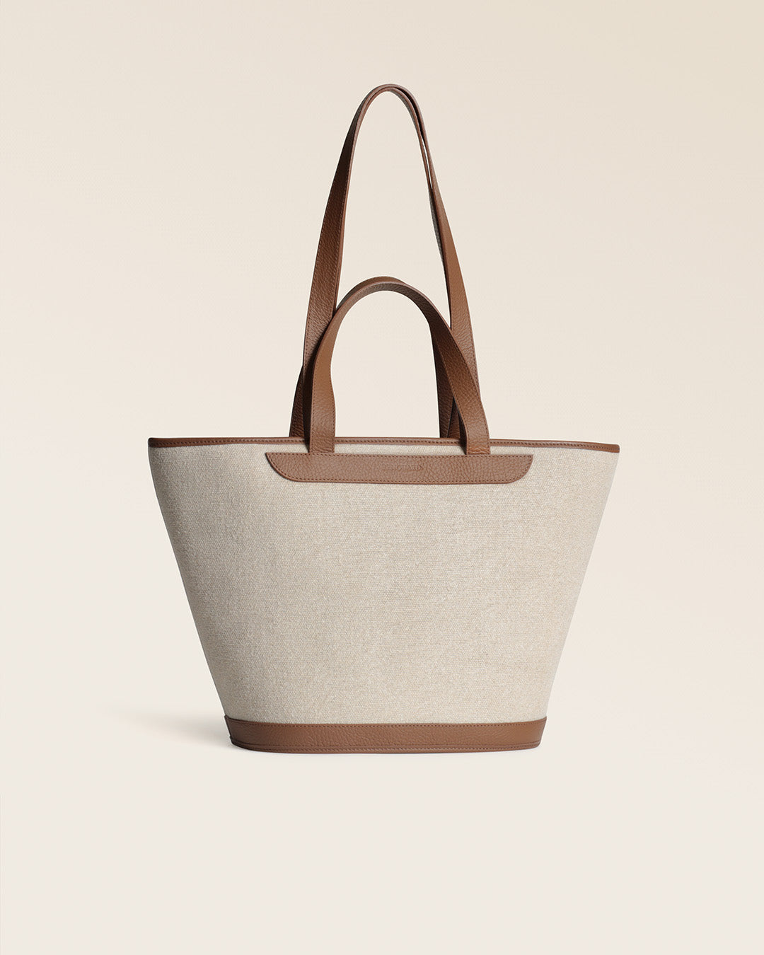 Notre sac panier Corfou Renouard en toile de lin et cuir façon vigogne fauve, vu de quart en studio.