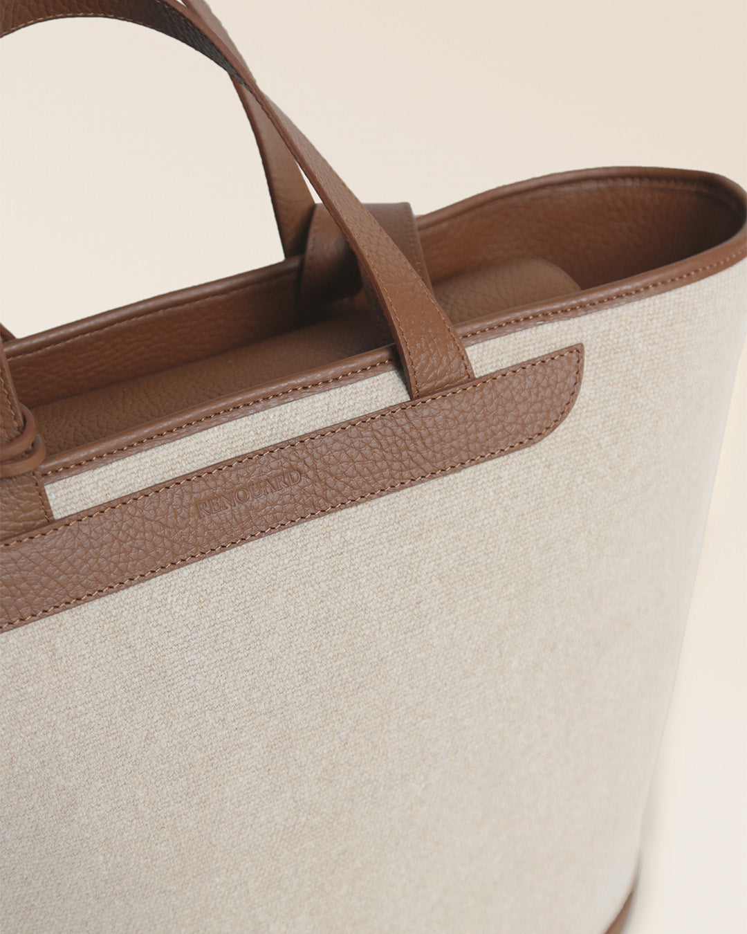 Notre sac panier Corfou Renouard en toile de lin et cuir façon vigogne fauve, vu de près en studio.