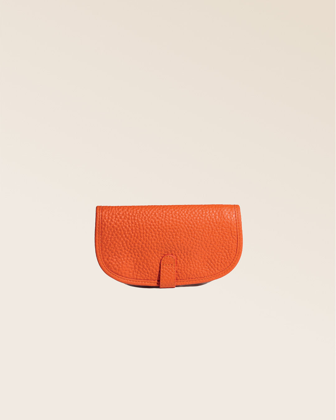 Notre étui à bijoux en cuir façon vigogne orange vu de dos en studio.
