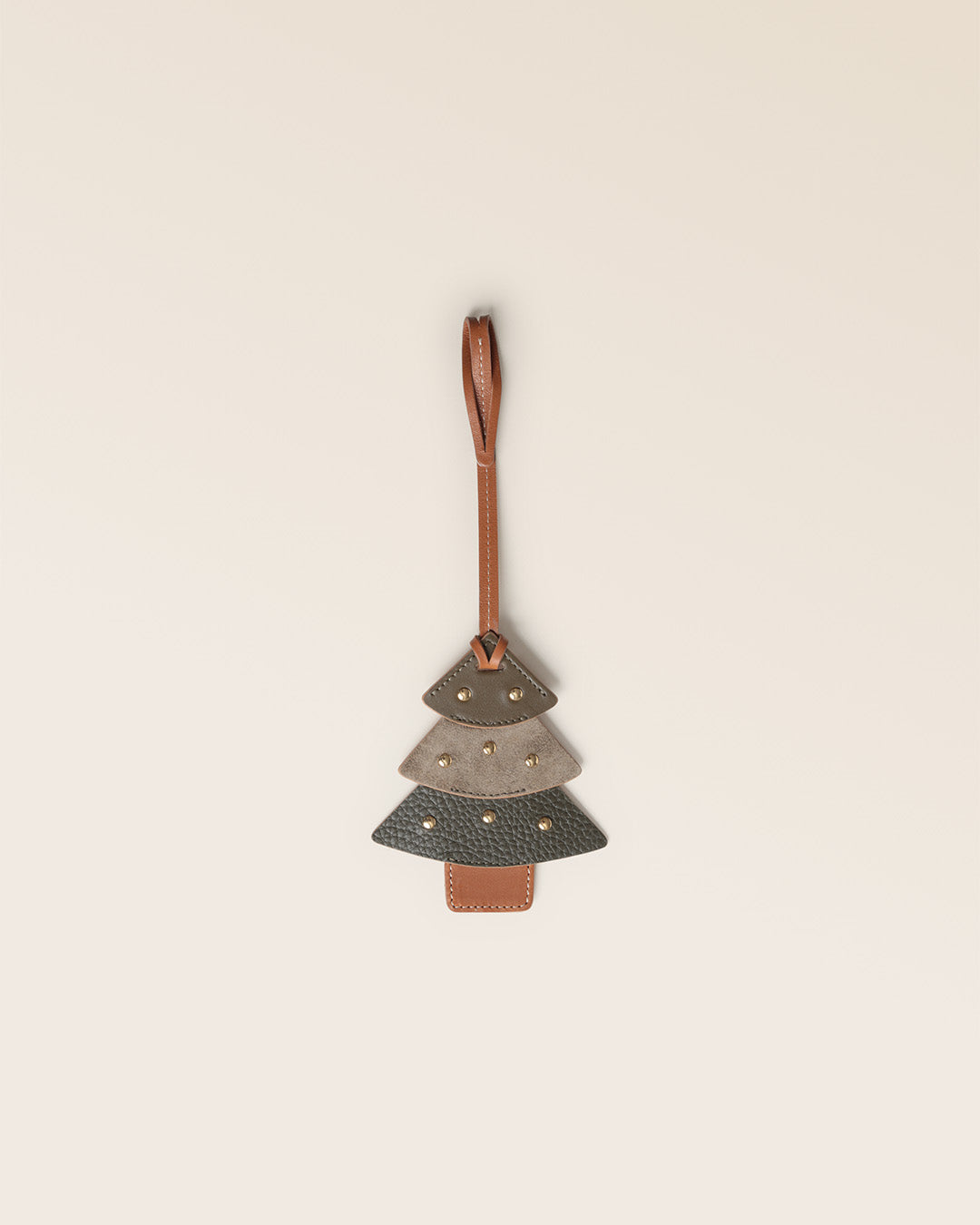 Notre bijou de sac Sapin Renouard, en cuir lisse truffe, veau velours truffe et façon vigogne kaki, vu de face en studio.