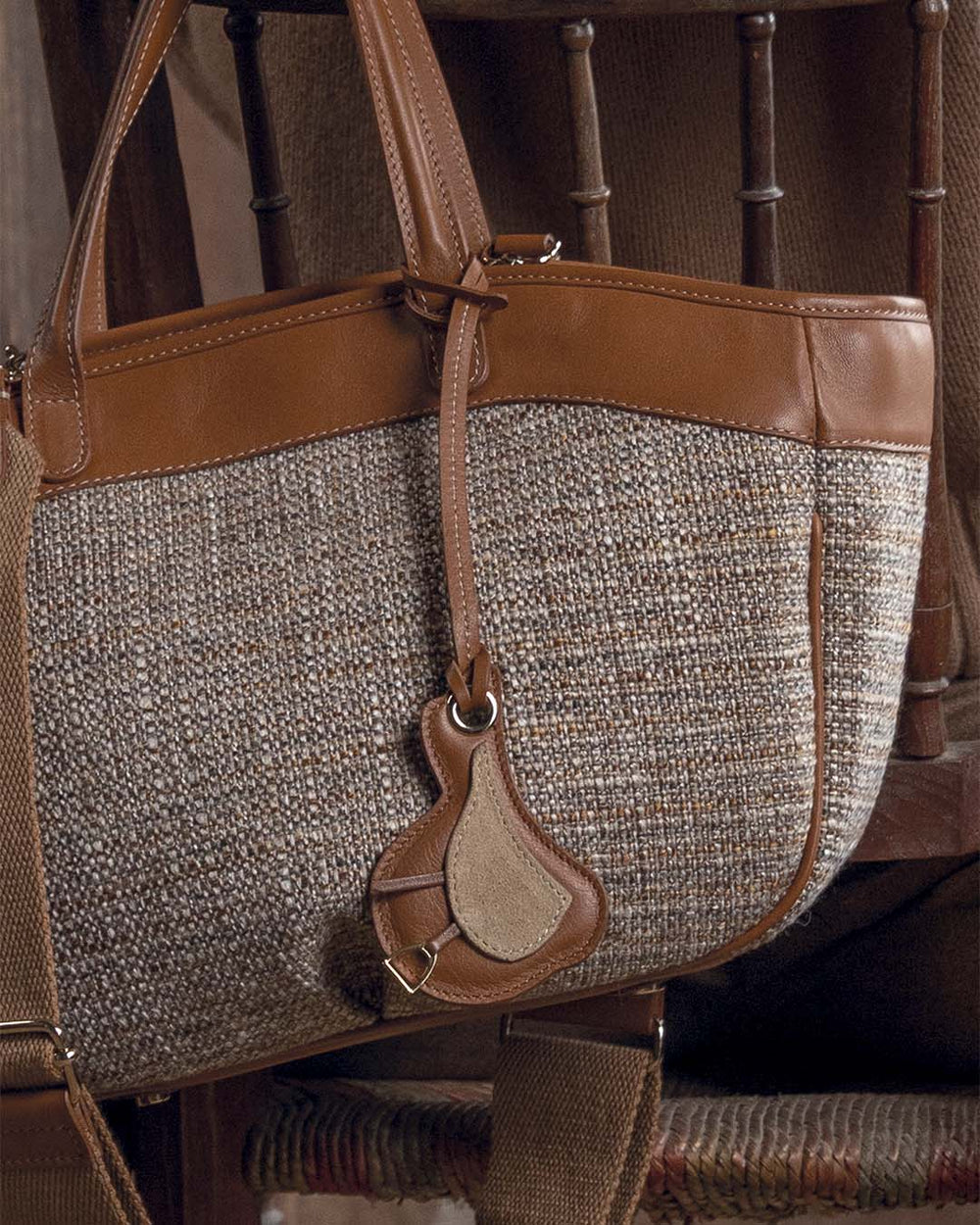 Notre bijou de sac Selle Renouard, en cuir vintage camel et veau velours sable, vu en ambiance.