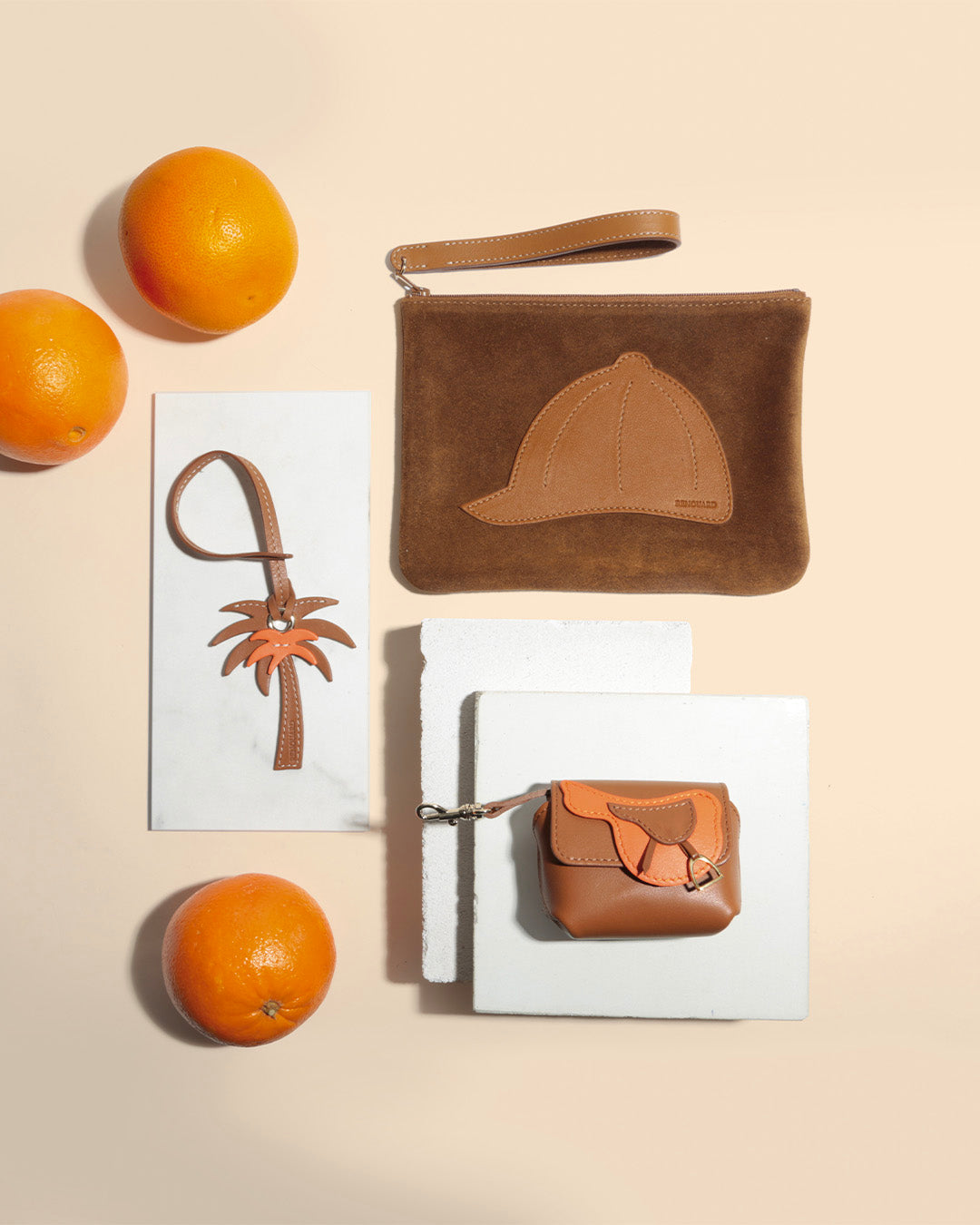 Notre pochette Galop Renouard en cuir veau velours noisette, vue de face en ambiance.