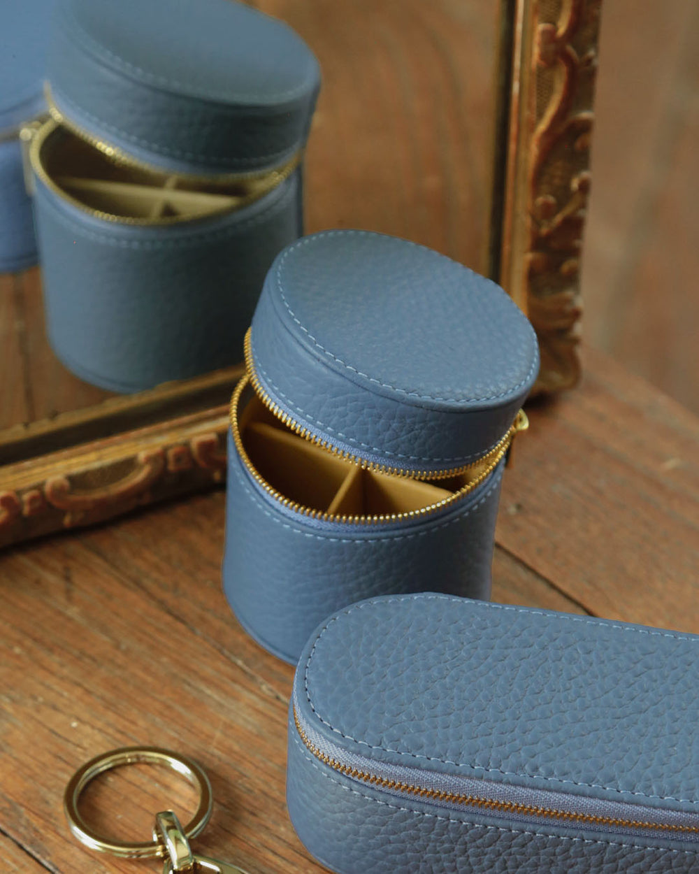 Notre coffret bagues Renouard en cuir façon vigogne bleu cobalt, vu en ambiance.