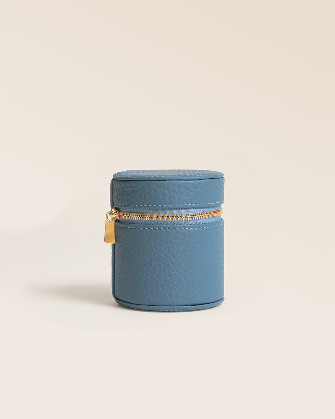 Notre coffret bagues Renouard en cuir façon vigogne bleu cobalt, vu de face fermé en studio.