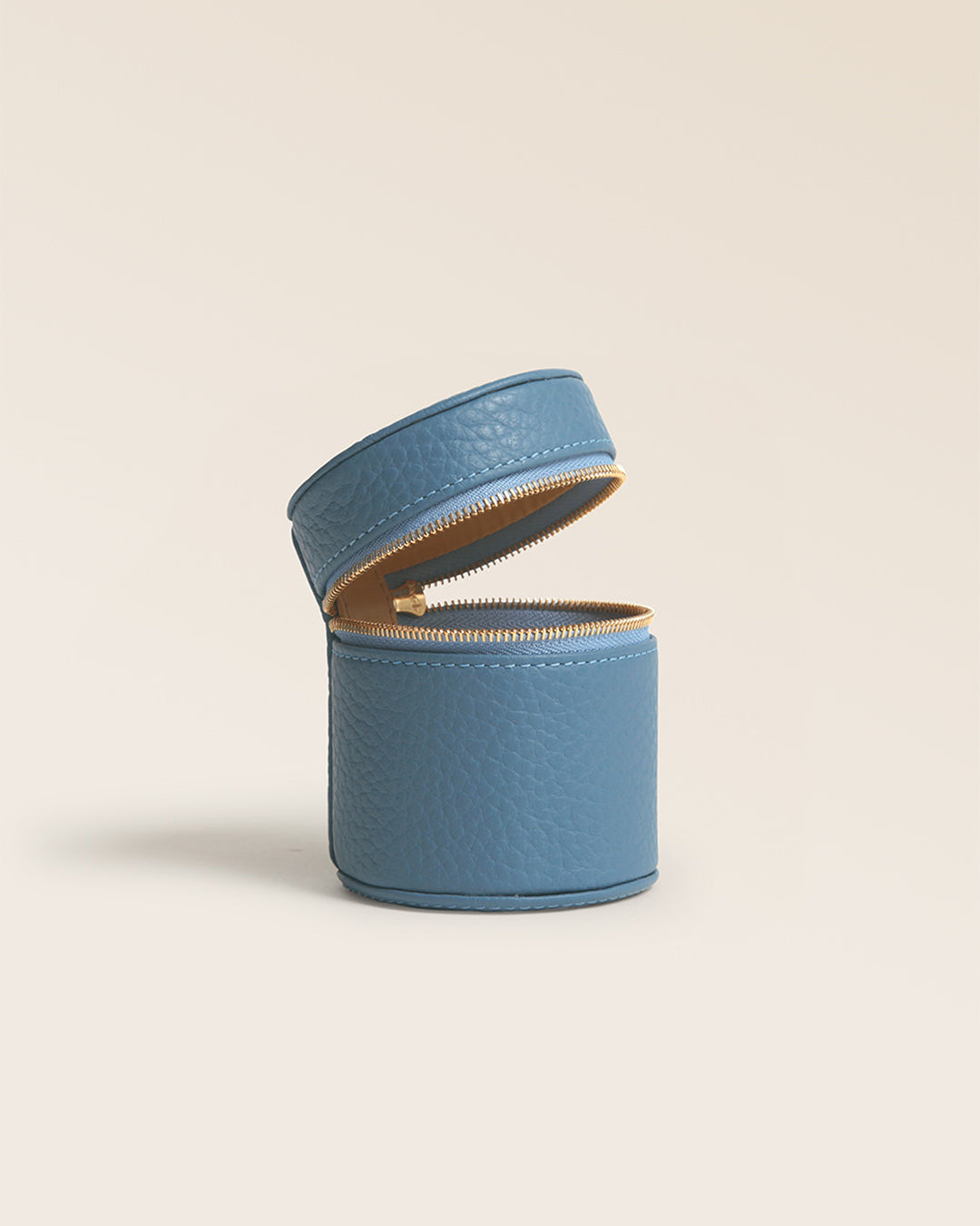 Notre coffret bagues Renouard en cuir façon vigogne bleu cobalt, vu de face ouvert en studio.