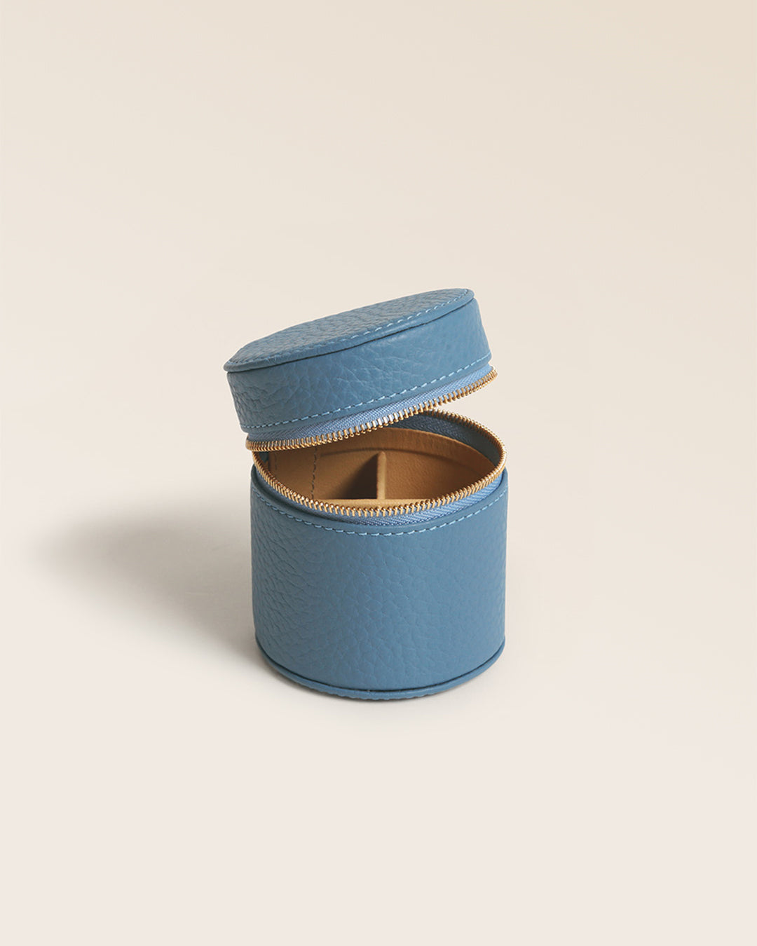 Notre coffret bagues Renouard en cuir façon vigogne bleu cobalt, vu de quart en studio.