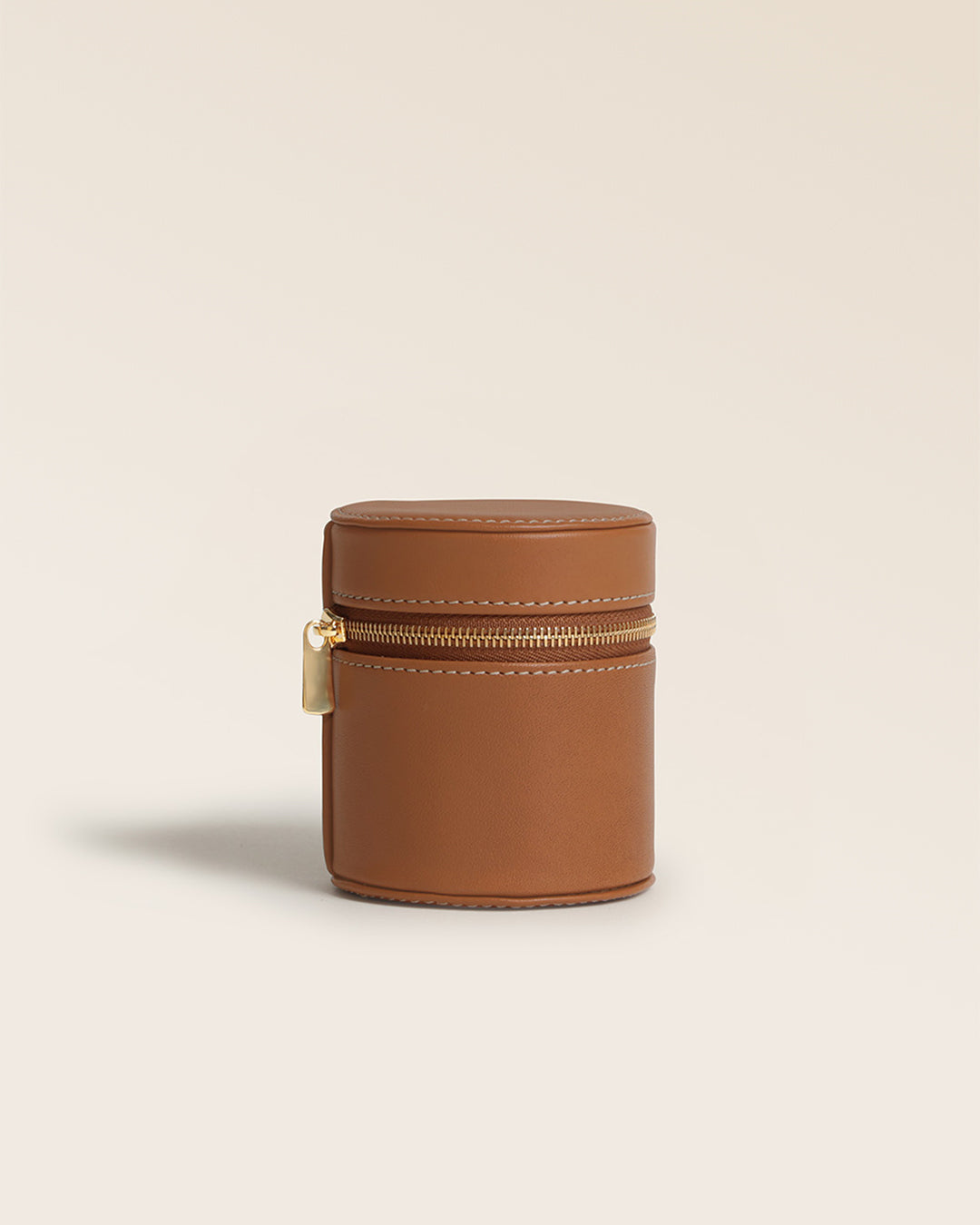 Notre coffret bague Renouard en cuir vintage camel, vu de face fermé en studio.