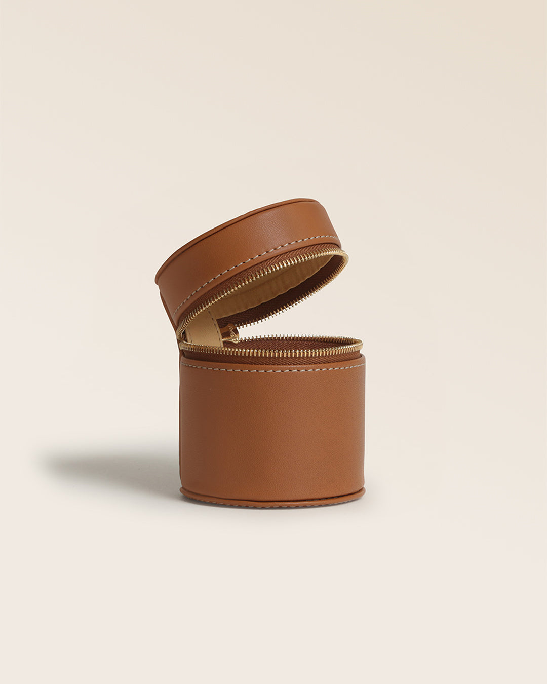 Notre coffret bague Renouard en cuir vintage camel, vu de face ouvert en studio.