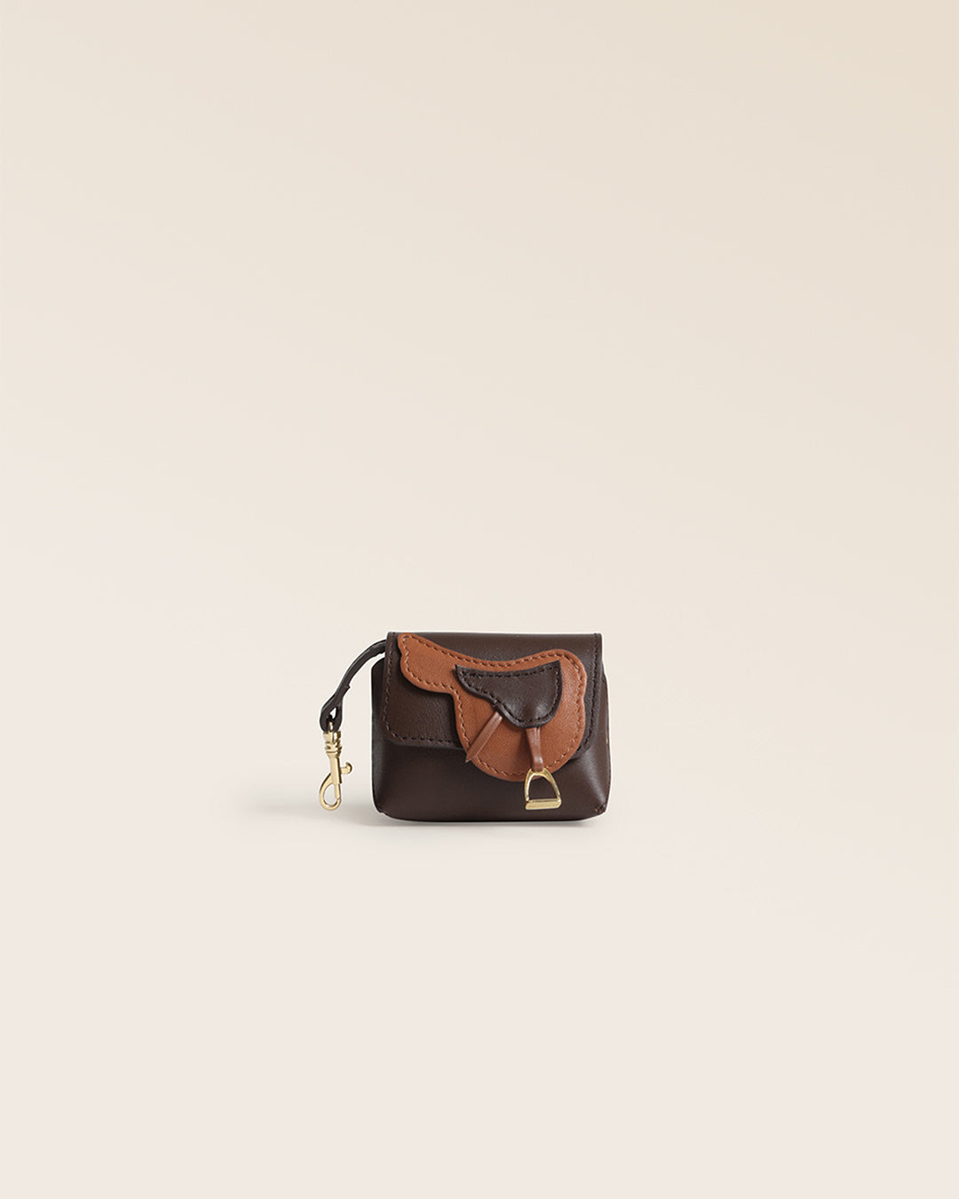 Notre étui Casaque Renouard en cuir lisse ébène et vintage camel, vu de face en studio.