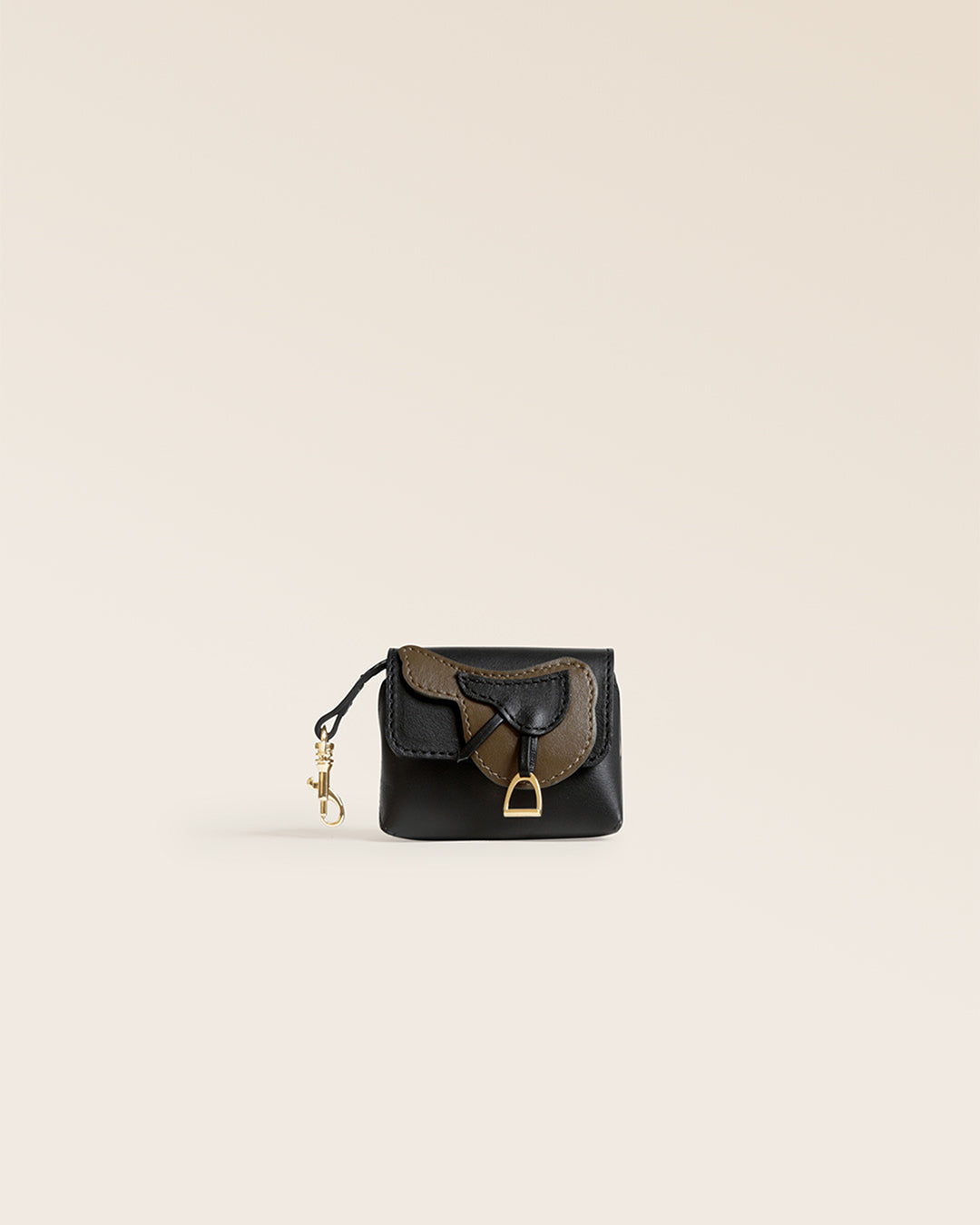 Notre étui Casaque Renouard en cuir lisse noir et truffe, vu de face en studio.