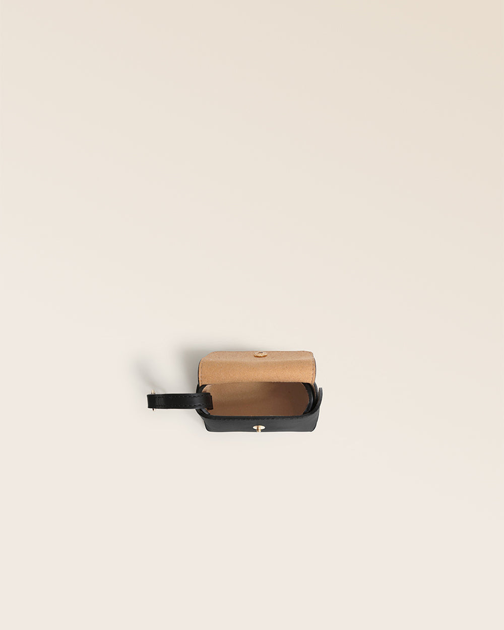 Notre étui Casaque Renouard en cuir lisse noir et truffe, vu du dessus en studio.