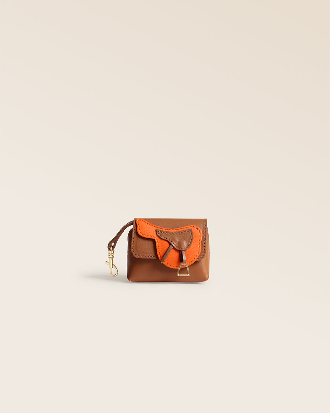 Notre étui Casaque Renouard en cuir vintage camel et façon vigogne orange, vu de face en studio.