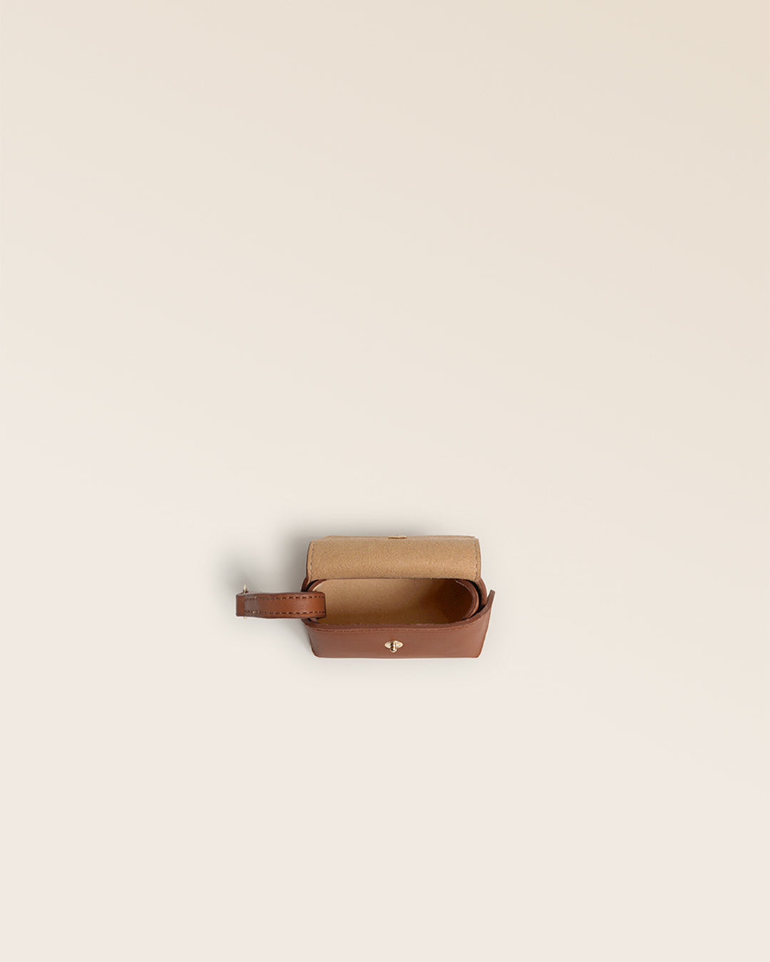 Notre étui Casaque Renouard en cuir vintage camel et façon vigogne orange, vu du dessus en studio.