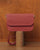 Notre pochette Coralie Renouard en cuir façon vigogne terracotta, vue de face en ambiance.
